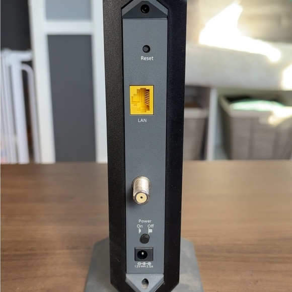 NETGEAR Black Cable Modem - Picture 9 of 11